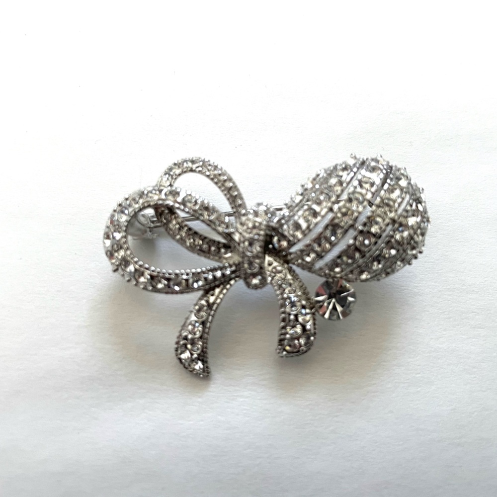 Vintage silver ribbon rhinestone brooch